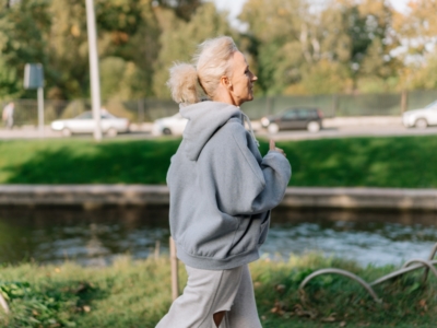 les cheveux gris pour les femmes vieillissantes