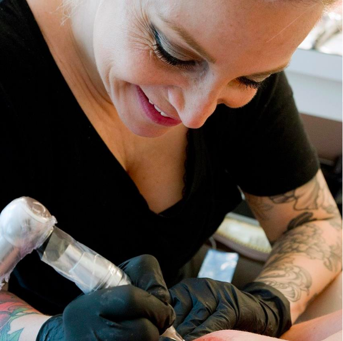 Alexia Cassar tatoueuse 3D réparatrice de seins