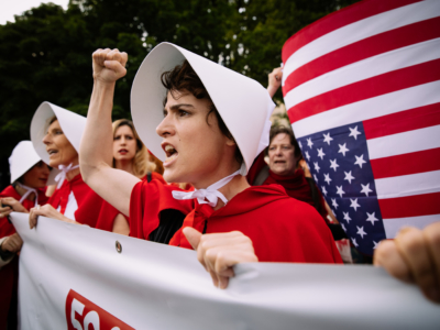 About 30 women gathered outside the U.S. Embassy, dressed in The Handmaid's Tale costumes, to protest against the adoption of increasingly restrictive abortion laws, particularly in the United States. Paris, June 4, 2019. Une trentaine de femmes se sont réunies devant l'ambassade des Etats-Unis, vêtues de costumes de la servante écarlate, pour protester contre l'adoption de lois de plus en plus restrictives en matière d'avortement, notamment aux Etats-Unis. Paris, 4 juin 2019.