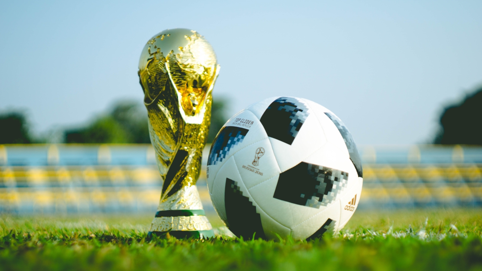 Trophée football Photo by Fauzan Saari on Unsplash