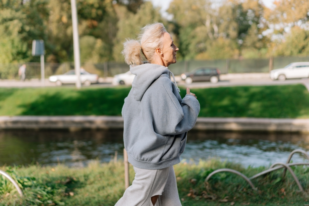 les cheveux gris pour les femmes vieillissantes